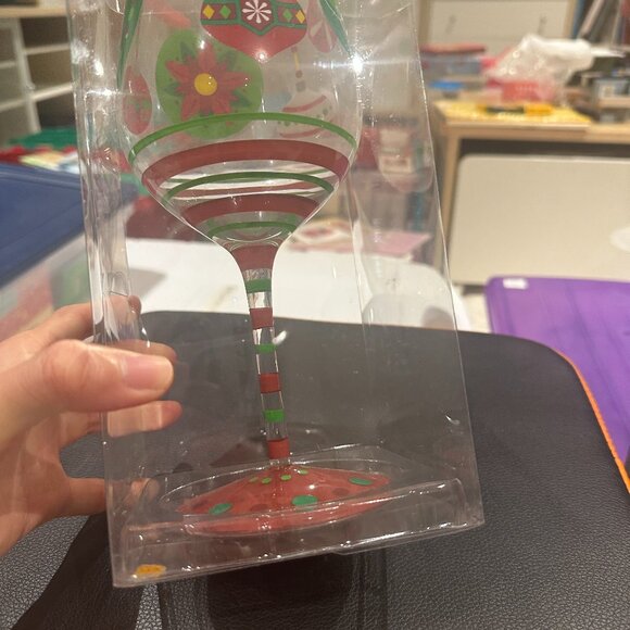 New HAND PAINTED Glass Green / Red Christmas Ornaments Beverage WINE GLASS - Picture 3 of 3